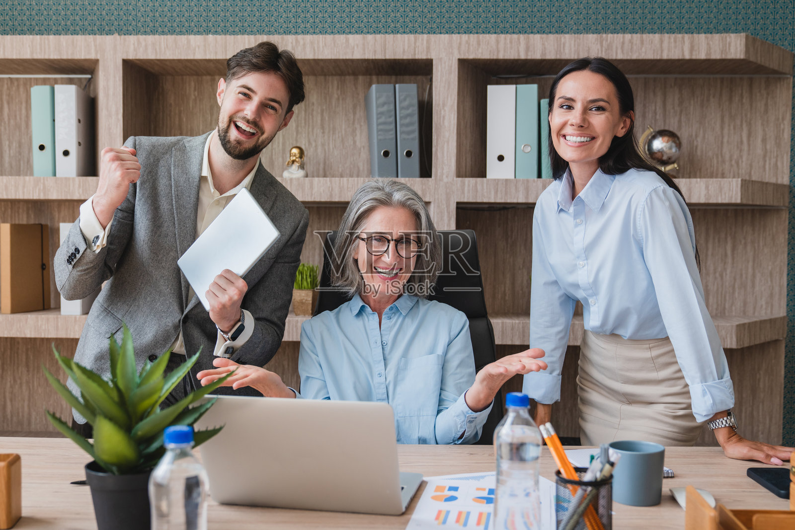 一群商业专业人士在会议室讨论和头脑风暴。多元文化的商业人士面向镜头微笑，展现团队合作的概念。照片摄影图片