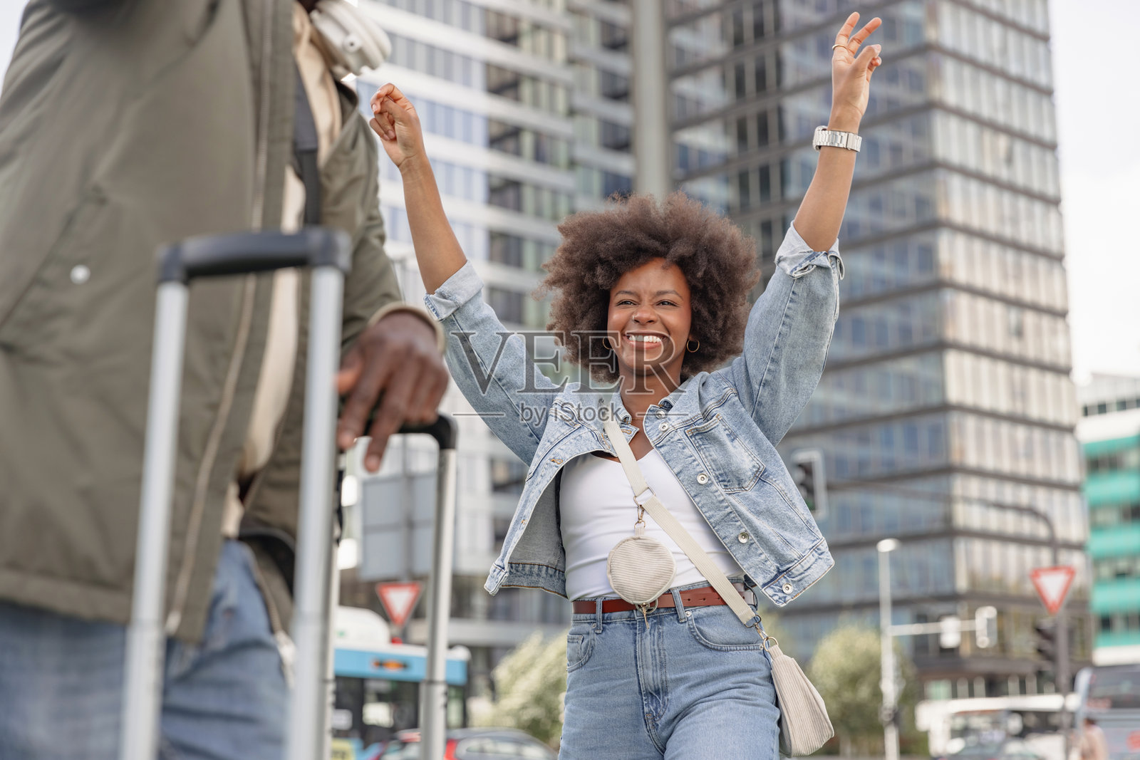 一对非裔美国夫妇在现代酒店摩天大楼前拍摄自拍视频照片摄影图片