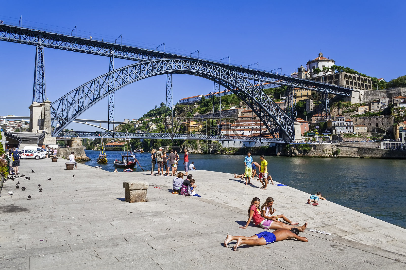 里贝拉区的孩子们在游泳后晒太阳。波尔图。照片摄影图片