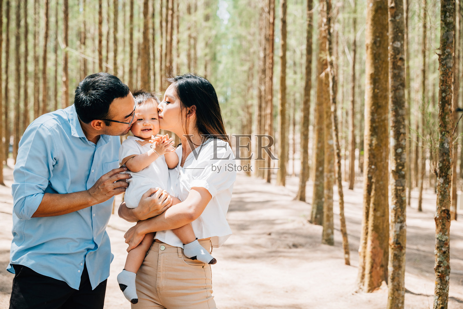 一对夫妇与他们的宝宝在森林中享受大自然的照片照片摄影图片