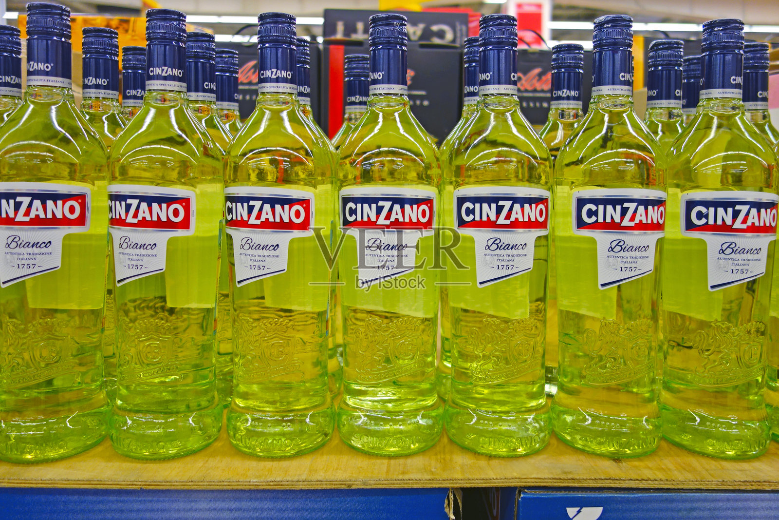 超市里的CinZano酒瓶照片摄影图片
