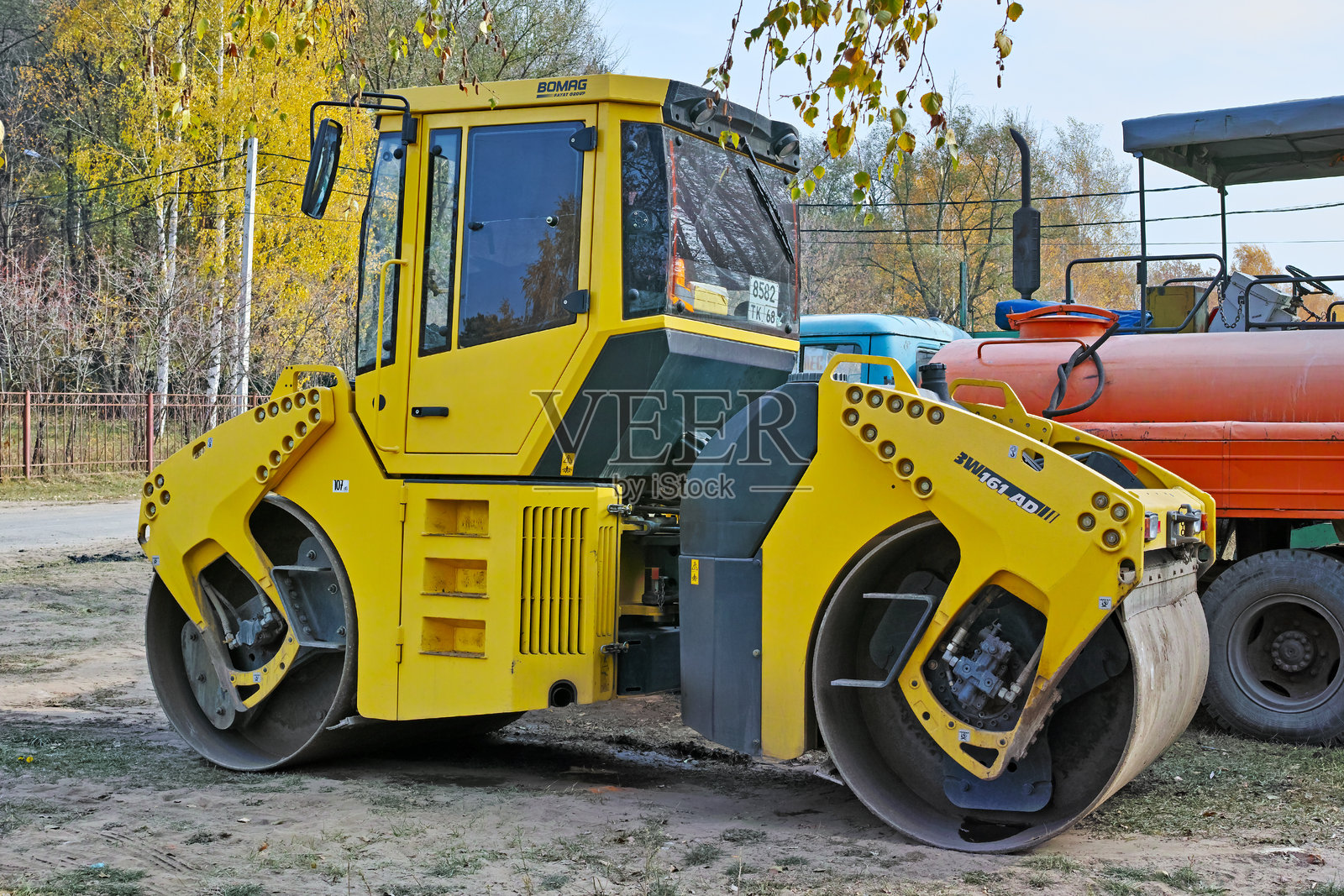 重型铰接式双轮压路机照片摄影图片