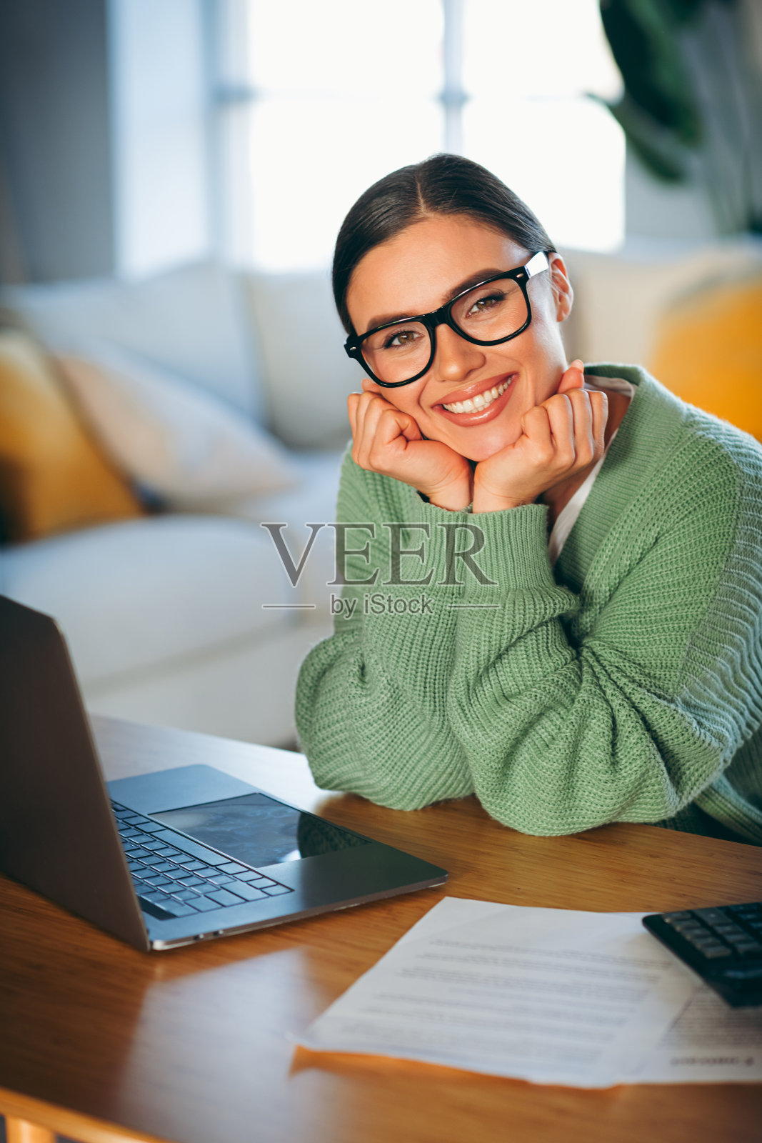 迷人的年轻女性在舒适的家居环境中微笑，享受轻松的时刻。照片摄影图片