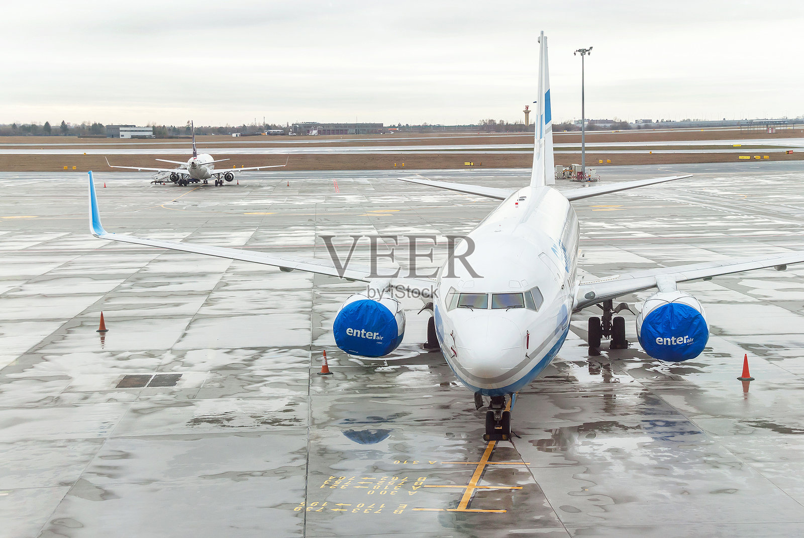 飞机在航站楼门口准备起飞。照片摄影图片