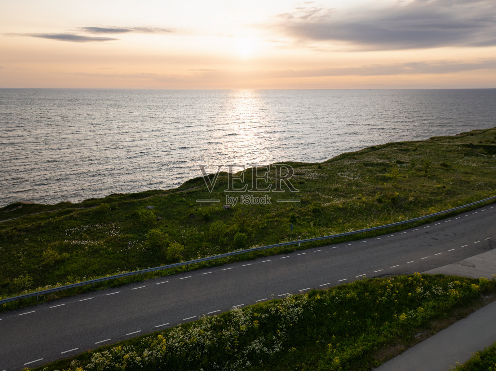 爱沙尼亚波罗的海沿岸风景如画的公路航拍图，拍摄于黄金时刻。照片摄影图片