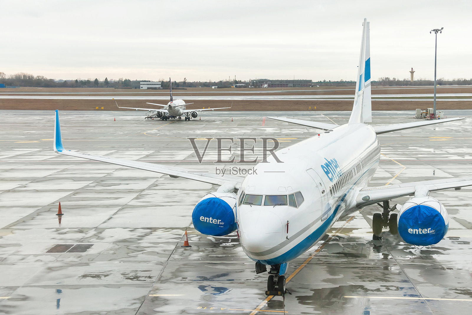 飞机在航站楼登机口附近准备起飞。照片摄影图片