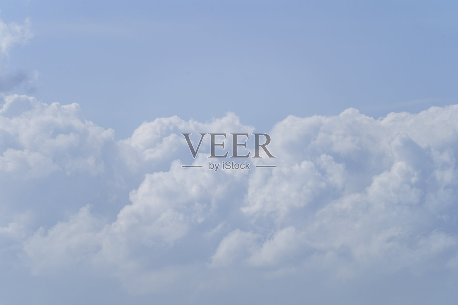 宁静的氛围与广阔天空中的滚动积云照片摄影图片