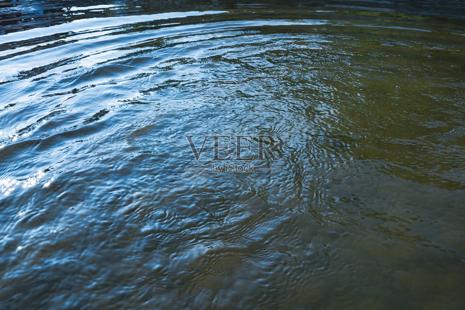 阳光照射下的清澈浅水与沙底照片摄影图片