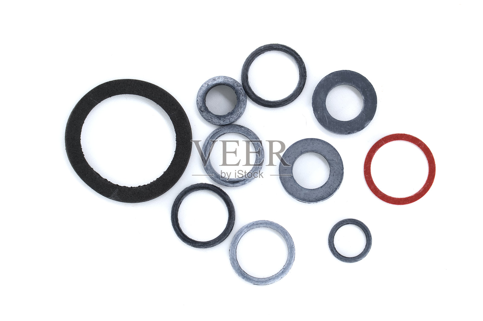 各种尺寸和颜色的橡胶垫圈，孤立在白色表面上。照片摄影图片