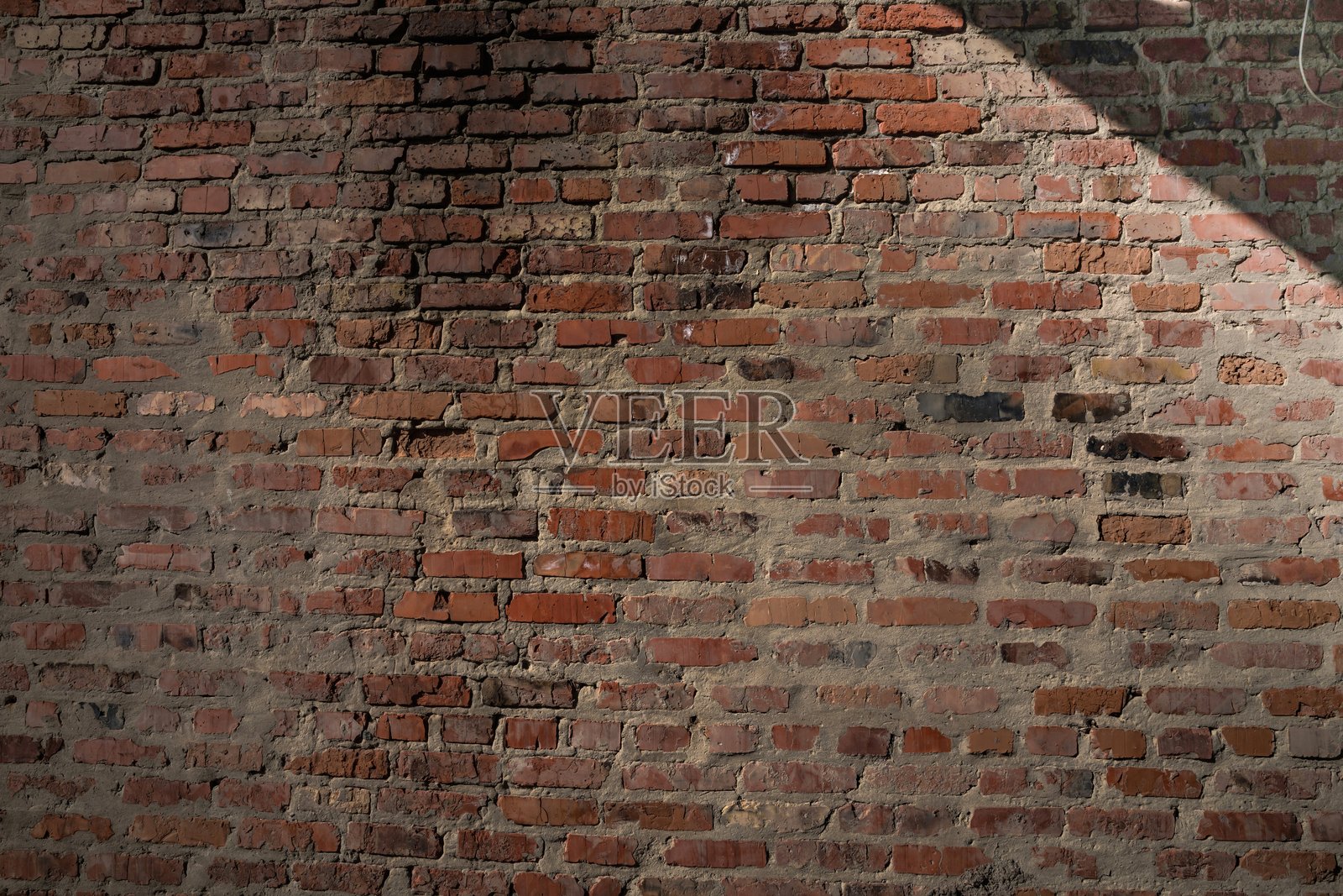 粗糙纹理和阴影的旧红砖墙。适合设计或建筑主题的乡村城市背景。照片摄影图片