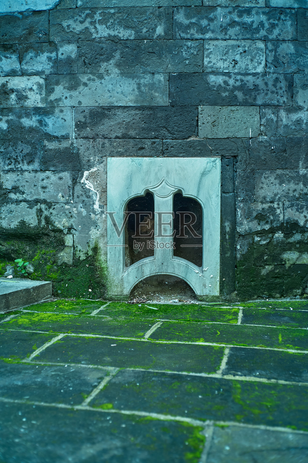 带有大理石石形设计的建筑墙壁与绿色草坪照片摄影图片