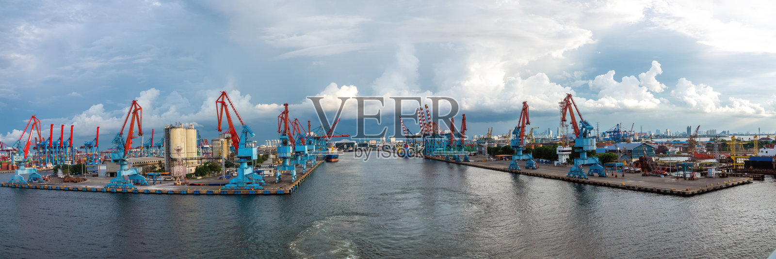 印尼雅加达的繁忙港口坦戎佩拉克（坦戎普里克）照片摄影图片