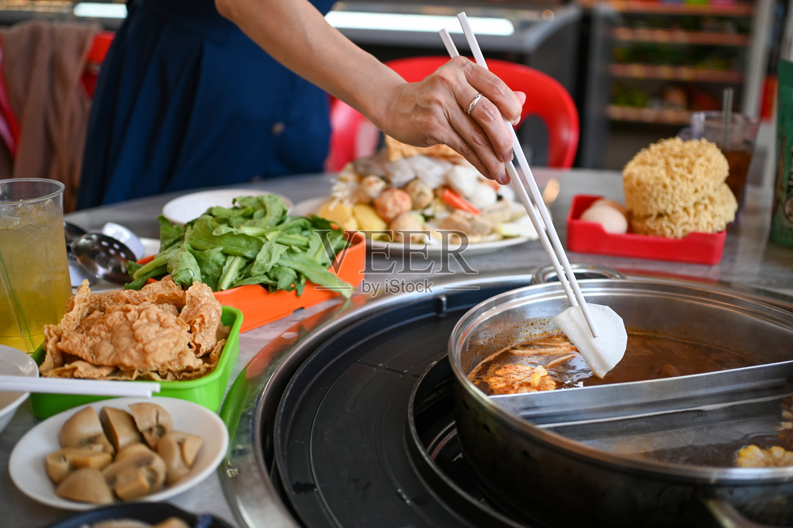 双重享受：冬阴功火锅与清汤照片摄影图片