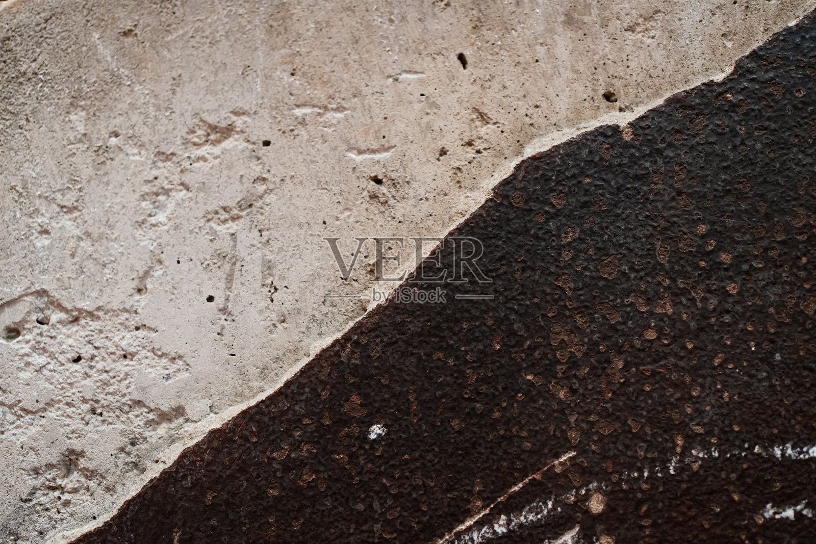 混凝土墙面不平整，部分油漆风化。照片摄影图片