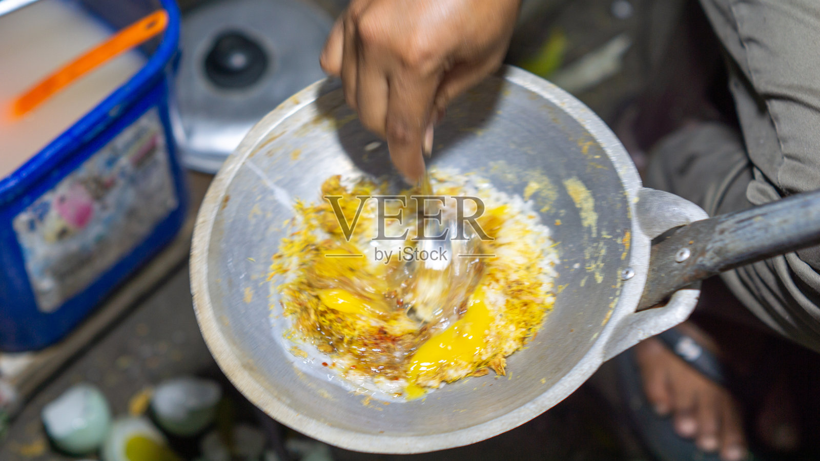 Kerak telor，一种传统的雅加达街头美食，炭火上烹饪的蛋菜肴。由鸡蛋、糯米和香料混合而成。照片摄影图片