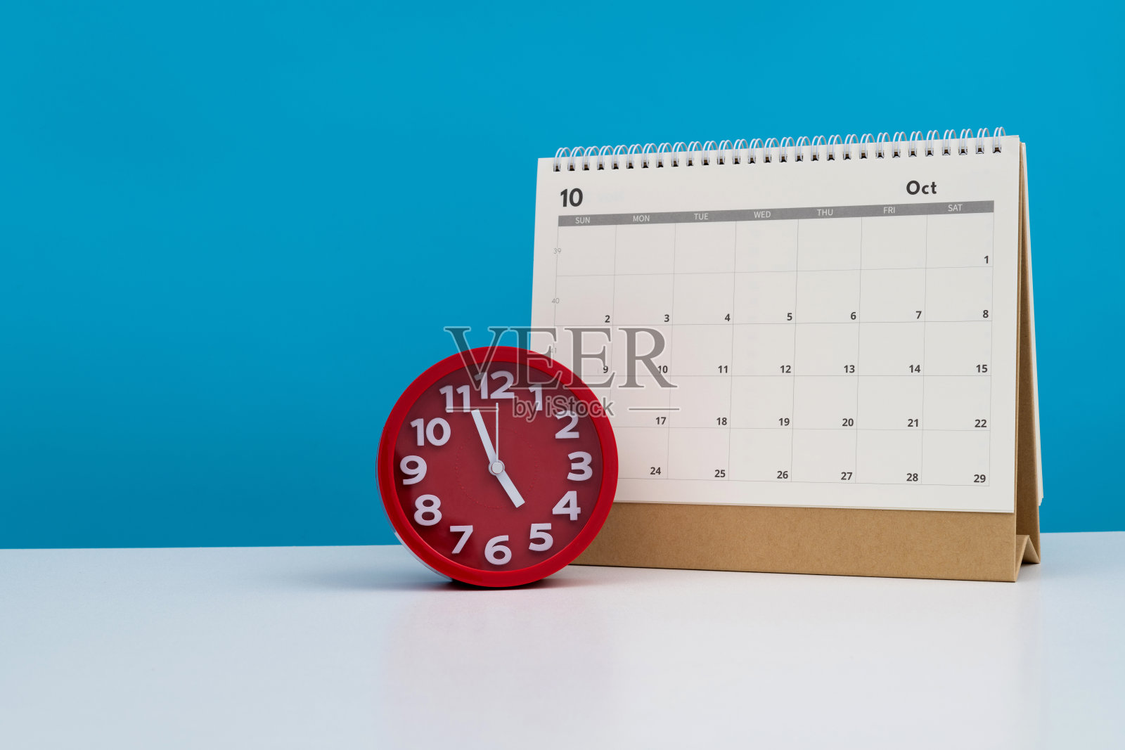 桌子上的日历和闹钟照片摄影图片