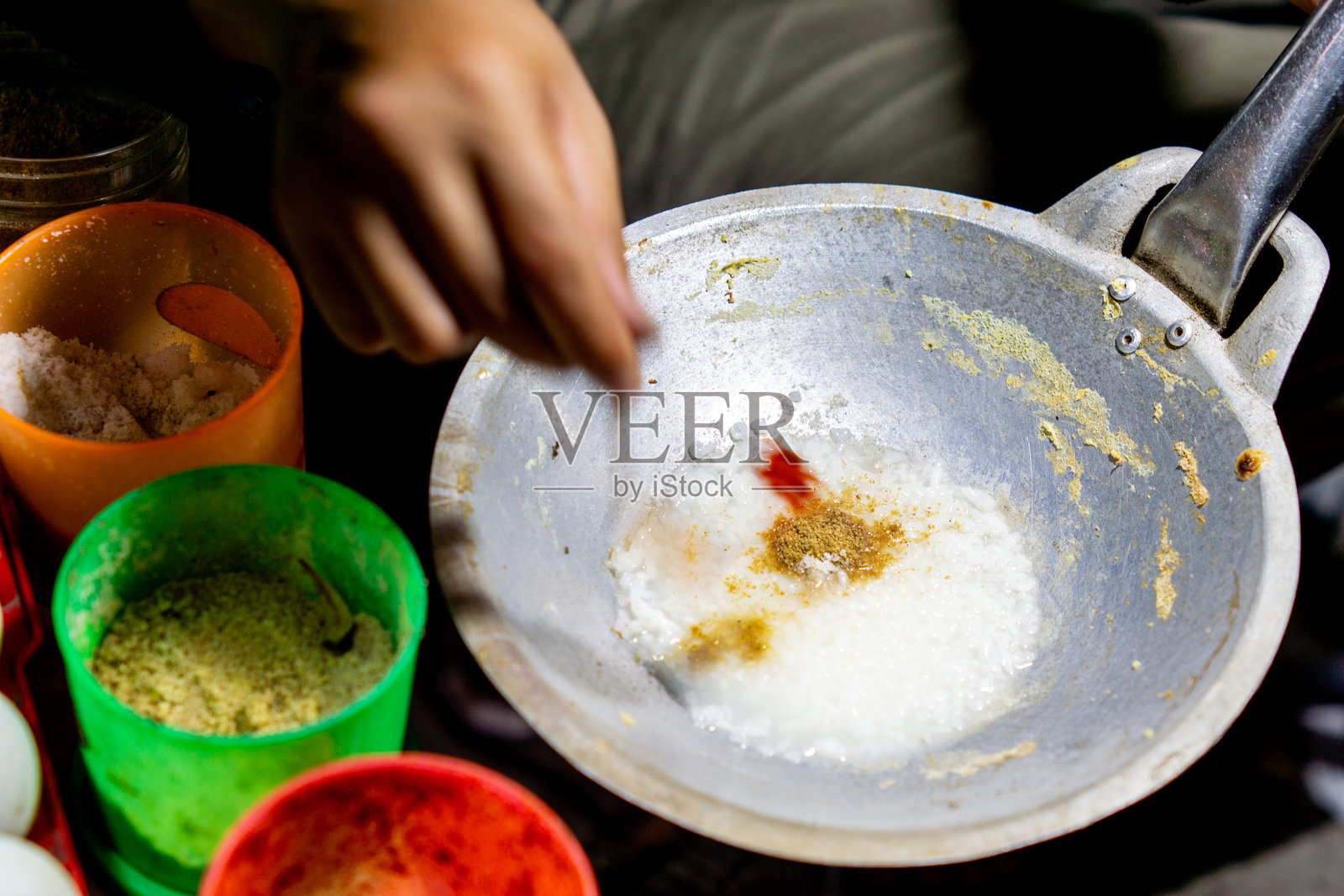 Kerak telor，一种传统的雅加达街头美食，炭火上烹制的蛋饼。由鸡蛋、糯米和香料混合而成。照片摄影图片