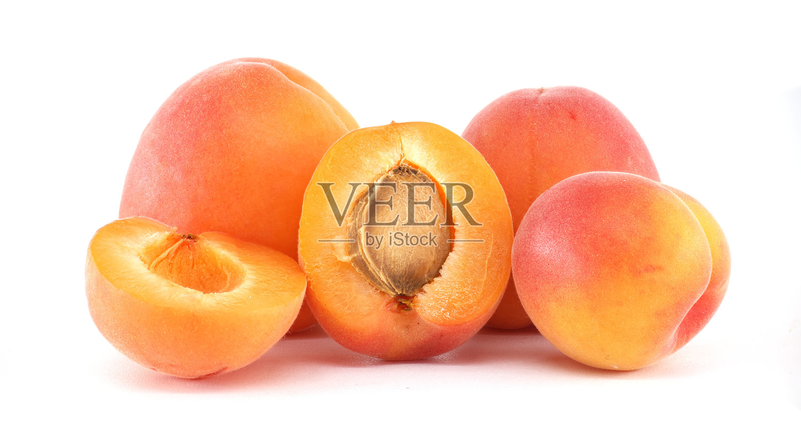 新鲜鲜艳的杏子，完美展示切片和整颗水果照片摄影图片