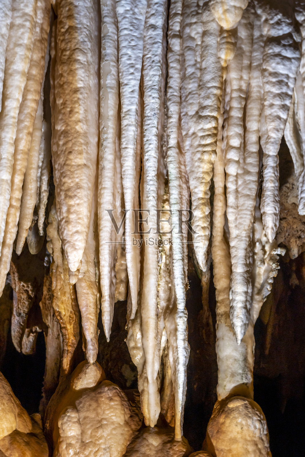 废弃洞穴内部的方解石形成照片摄影图片
