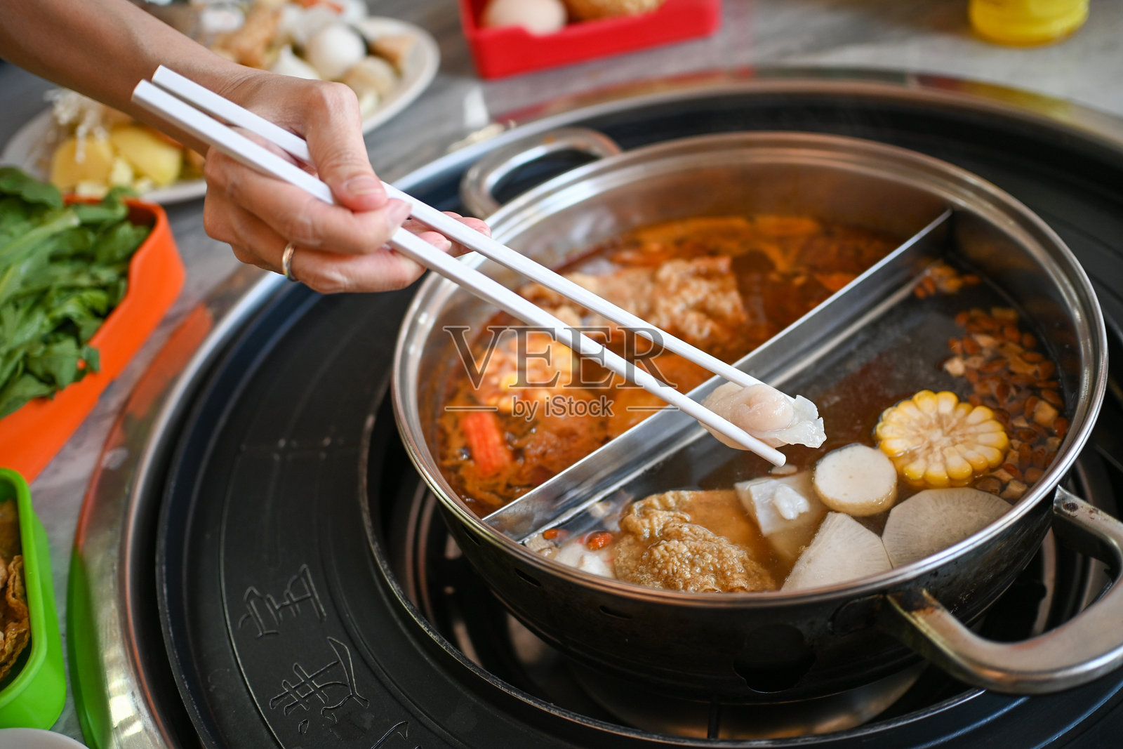 火锅和谐：一锅中的麻辣与清淡照片摄影图片