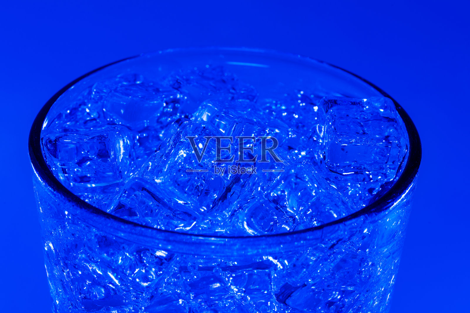 冰冷的气泡水装在冰块的玻璃杯中照片摄影图片