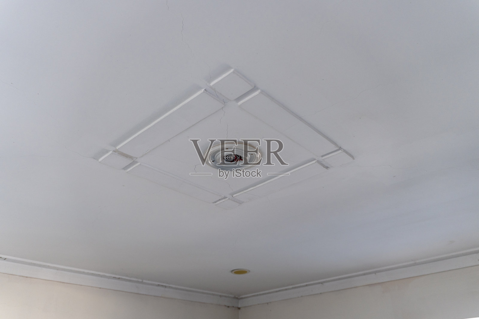 印度家庭的风扇盒周围的石膏天花板照片摄影图片