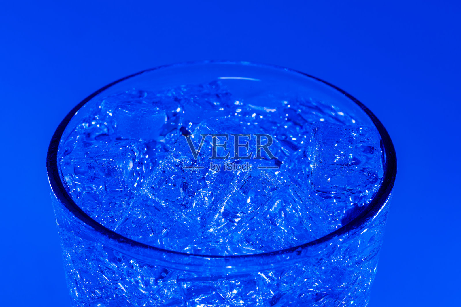 冰冷的气泡水装在冰块的玻璃杯中照片摄影图片