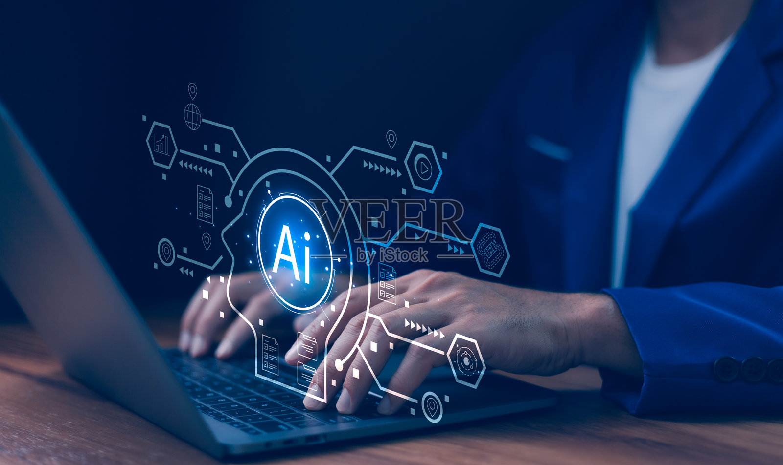 商人使用带有发光人工智能的笔记本电脑。AI大脑全息图、数据分析和技术图标。概念为AI驱动的数据分析、智能商业解决方案和机器学习。照片摄影图片
