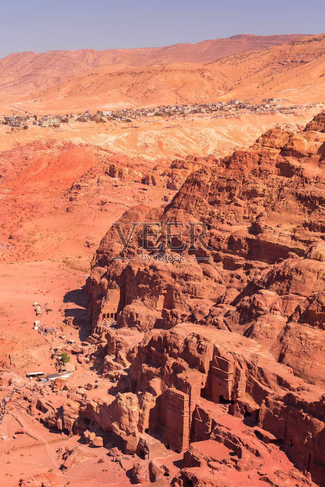 约旦佩特拉的皇家墓葬和主要街道照片摄影图片