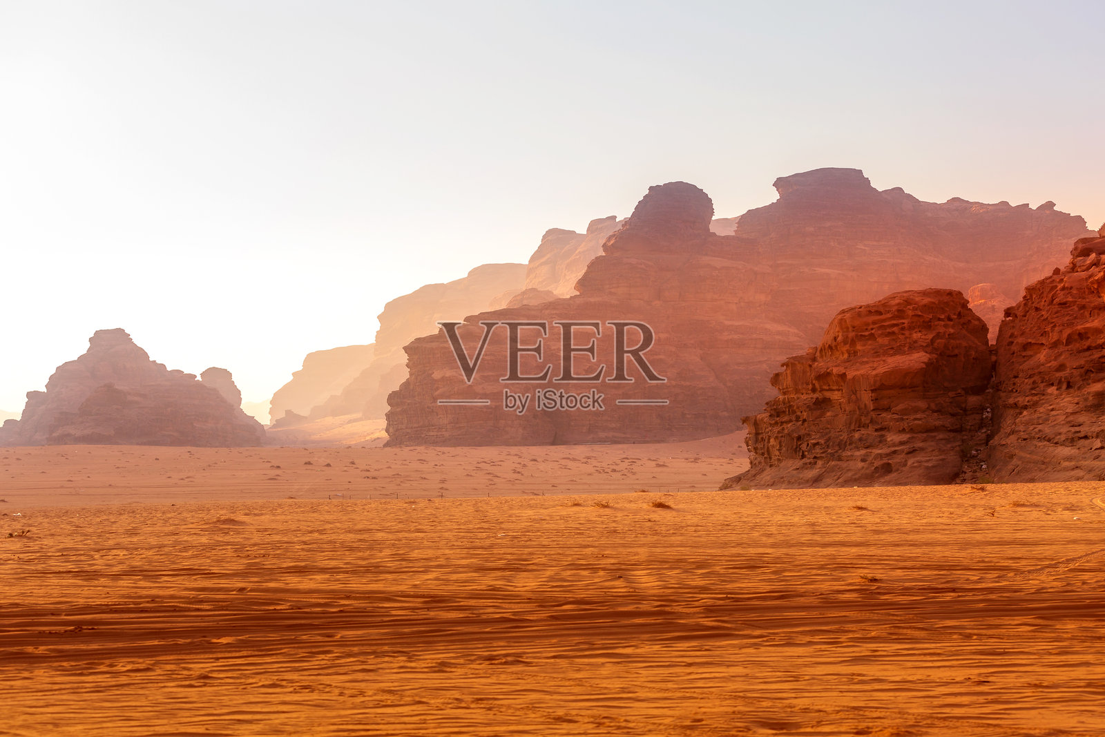 约旦瓦迪拉姆沙漠的晨景照片摄影图片