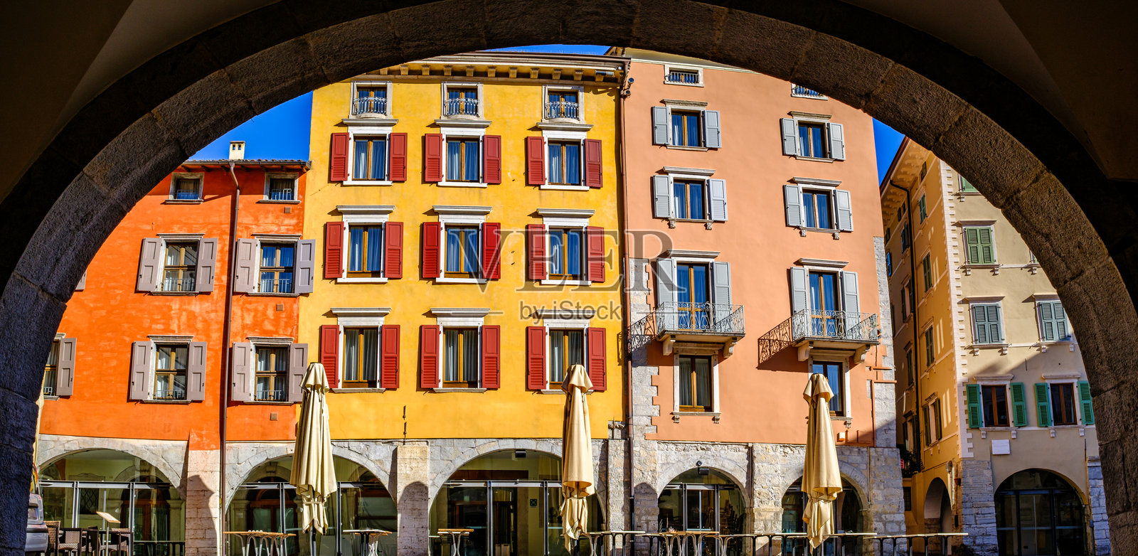 意大利著名的里瓦德尔加尔达古镇照片摄影图片