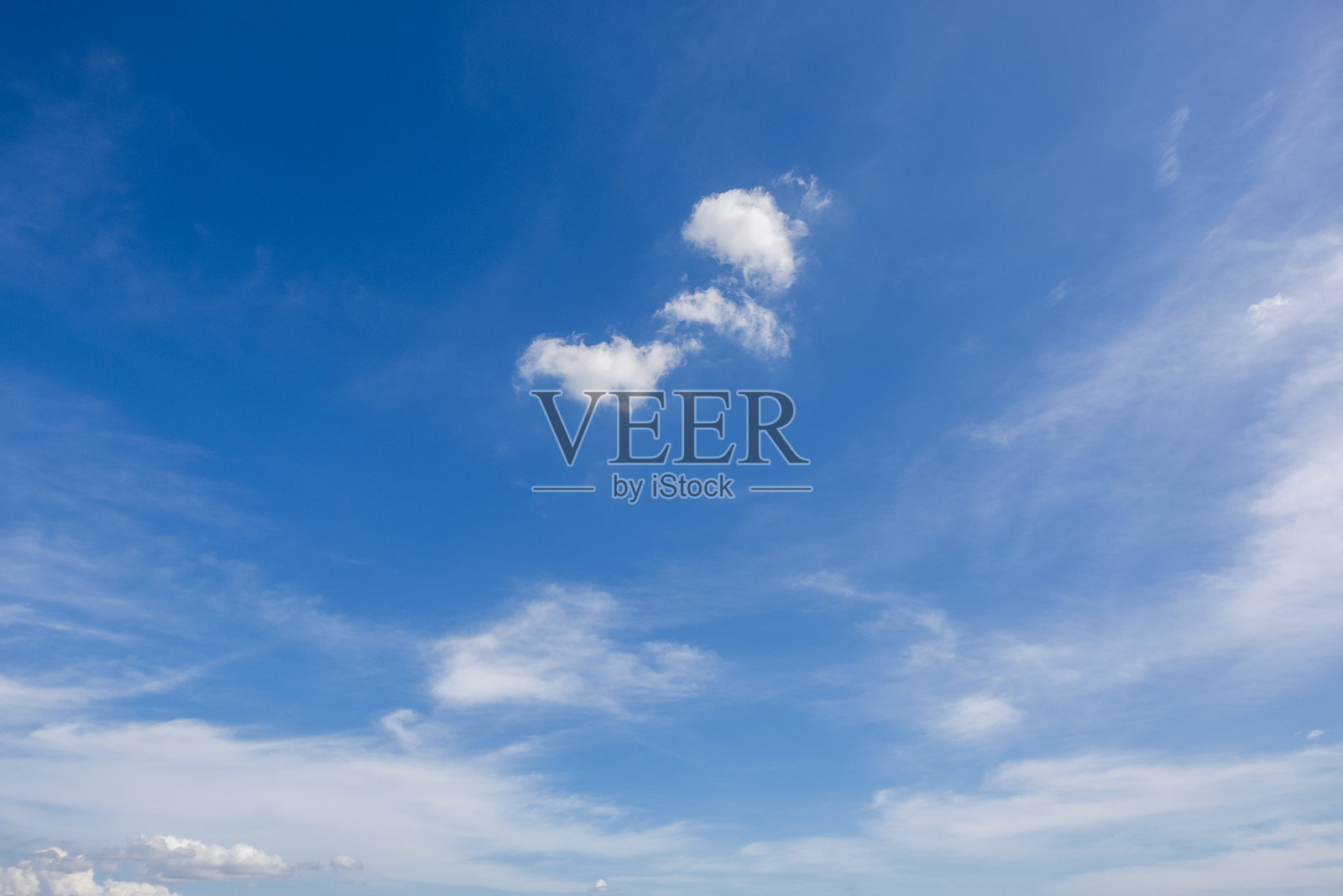 清澈蓝天和云朵的全景，蓝天背景上点缀着细小的云朵。蓝天中的白色蓬松云朵。引人入胜的库存照片，展现了天空和云朵的迷人之美。照片摄影图片