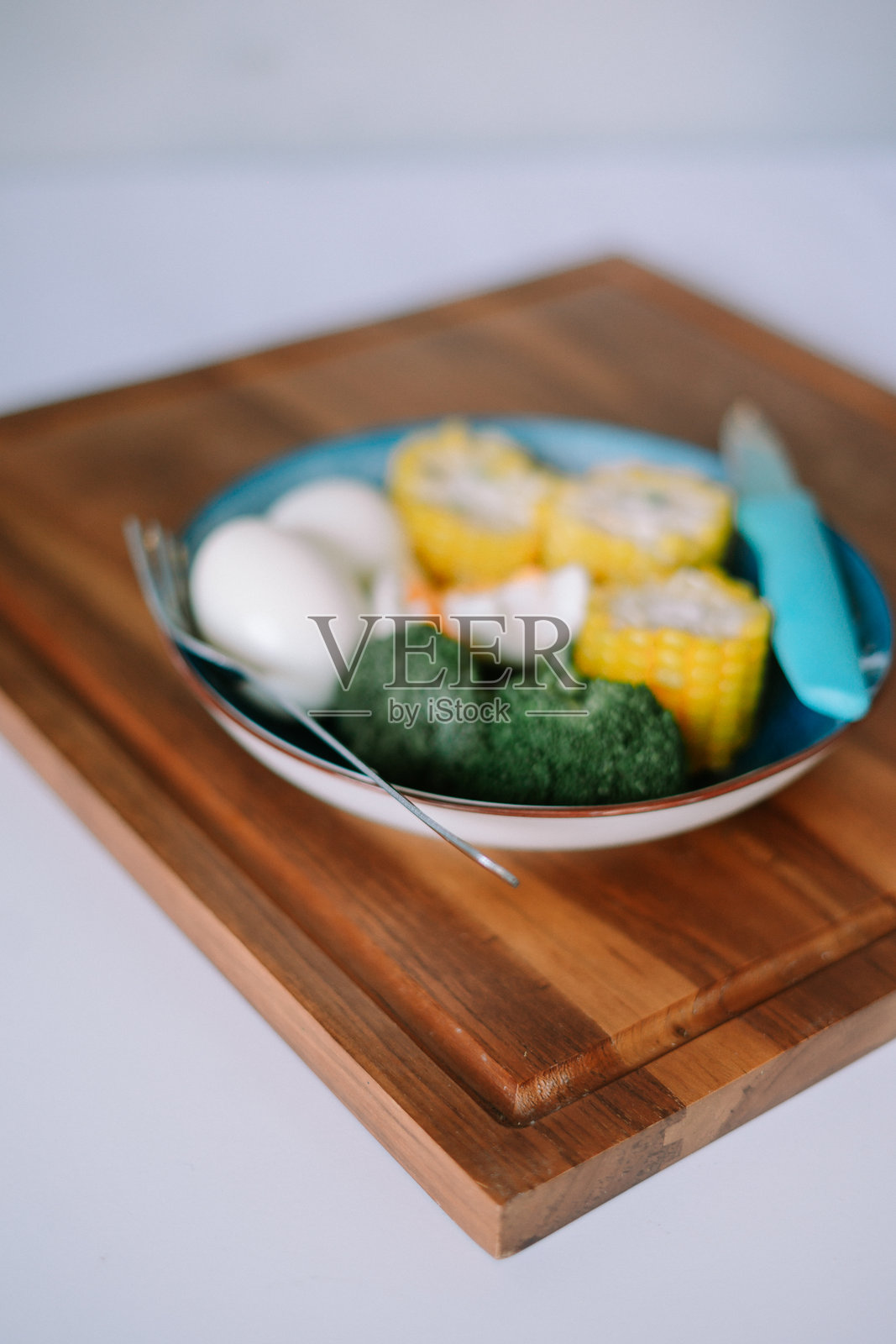 木板上的健康蔬菜和鸡蛋特写盘照片摄影图片