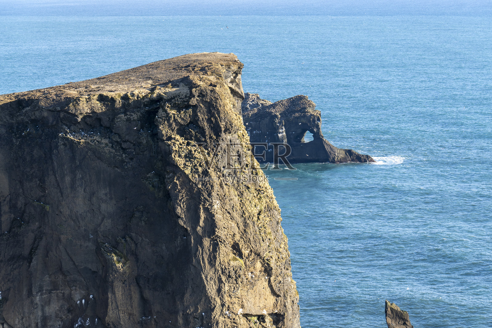 冰岛雷尼斯黑沙滩的黑沙与海洋水景，从迪尔霍拉伊灯塔和观景点俯瞰，阳光明媚的早晨。照片摄影图片