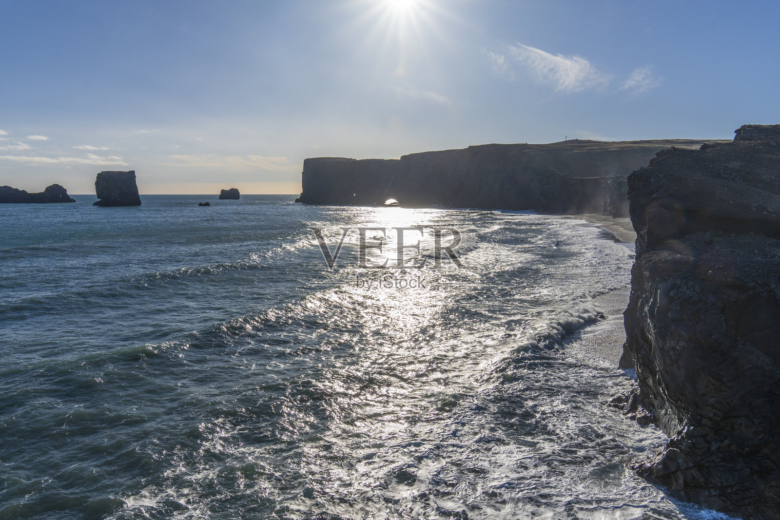 冰岛雷尼斯黑沙滩的黑沙与海洋水景，从迪尔霍拉伊灯塔和观景点俯瞰，阳光明媚的早晨。照片摄影图片