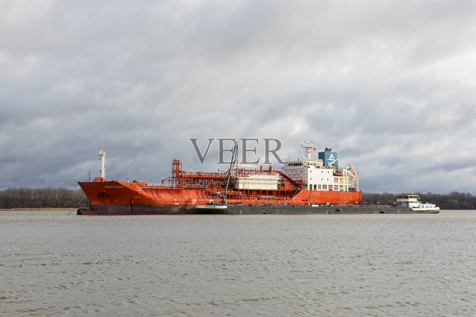 LPG油轮ESHIPS DANA和油轮 VANQUISH停靠在易北河上照片摄影图片