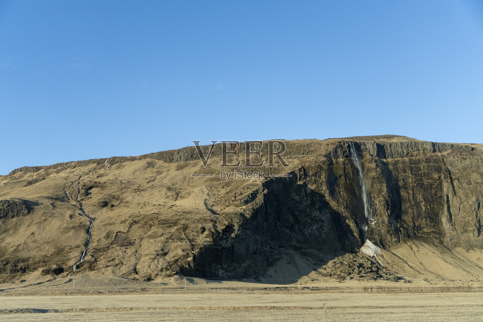 冰岛南部的风景在日落时分的公路上照片摄影图片