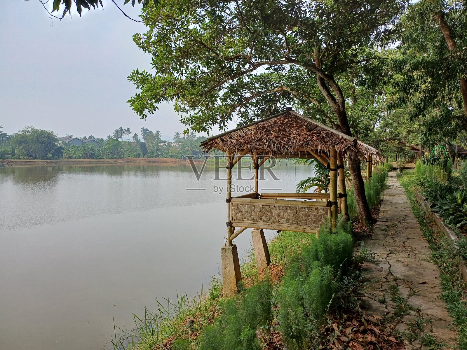 宁静湖畔的乡村小屋照片摄影图片