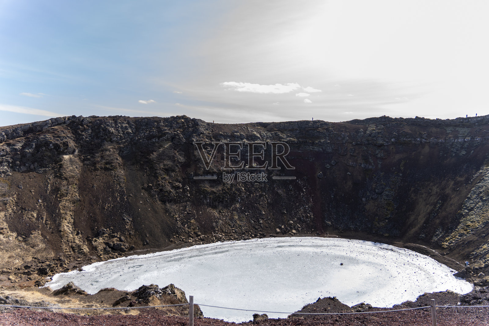冰岛克劳斯图霍拉尔的凯里德火山口美丽的风景，池塘小水池。照片摄影图片