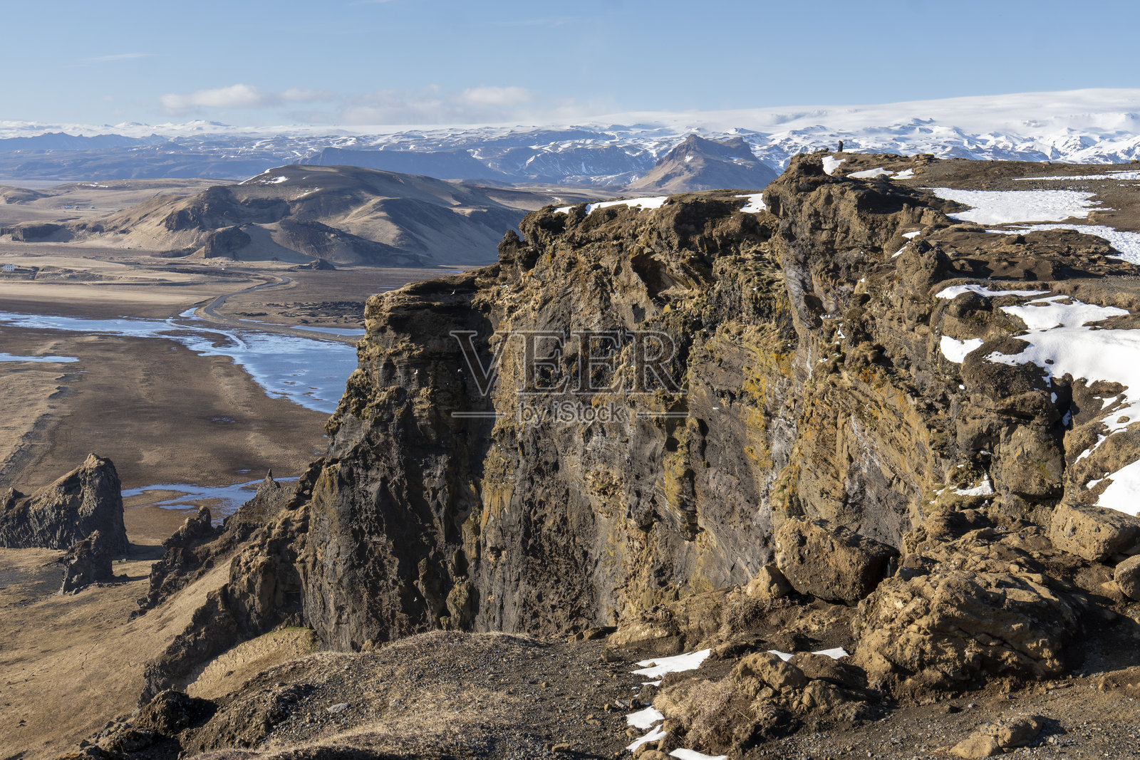 冰岛雷尼斯黑沙滩的黑沙与海洋水，来自于迪尔霍拉伊灯塔和观景点的阳光明媚的早晨景观照片摄影图片