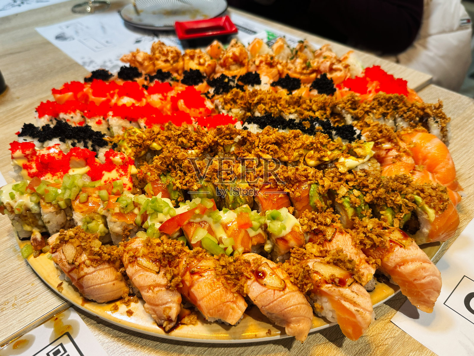 一盘精美摆放的寿司卷拼盘照片摄影图片