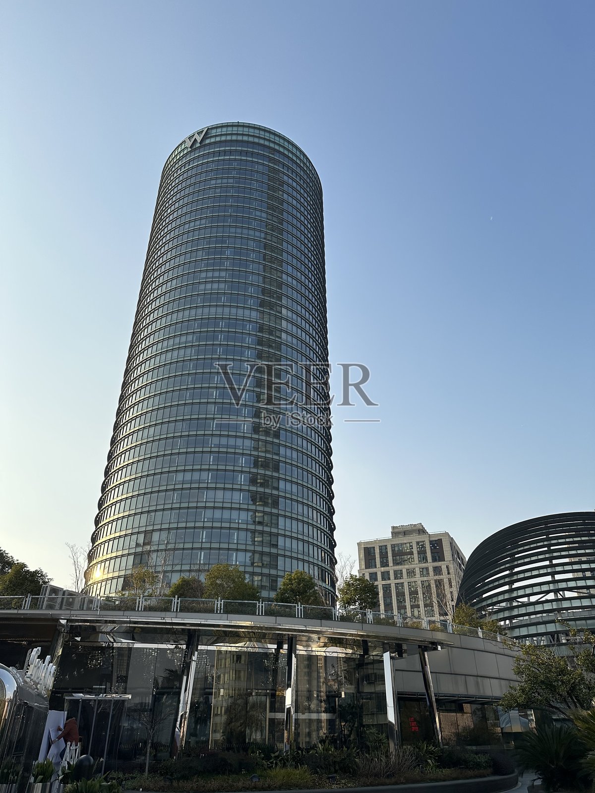 W酒店建筑夜景照片摄影图片