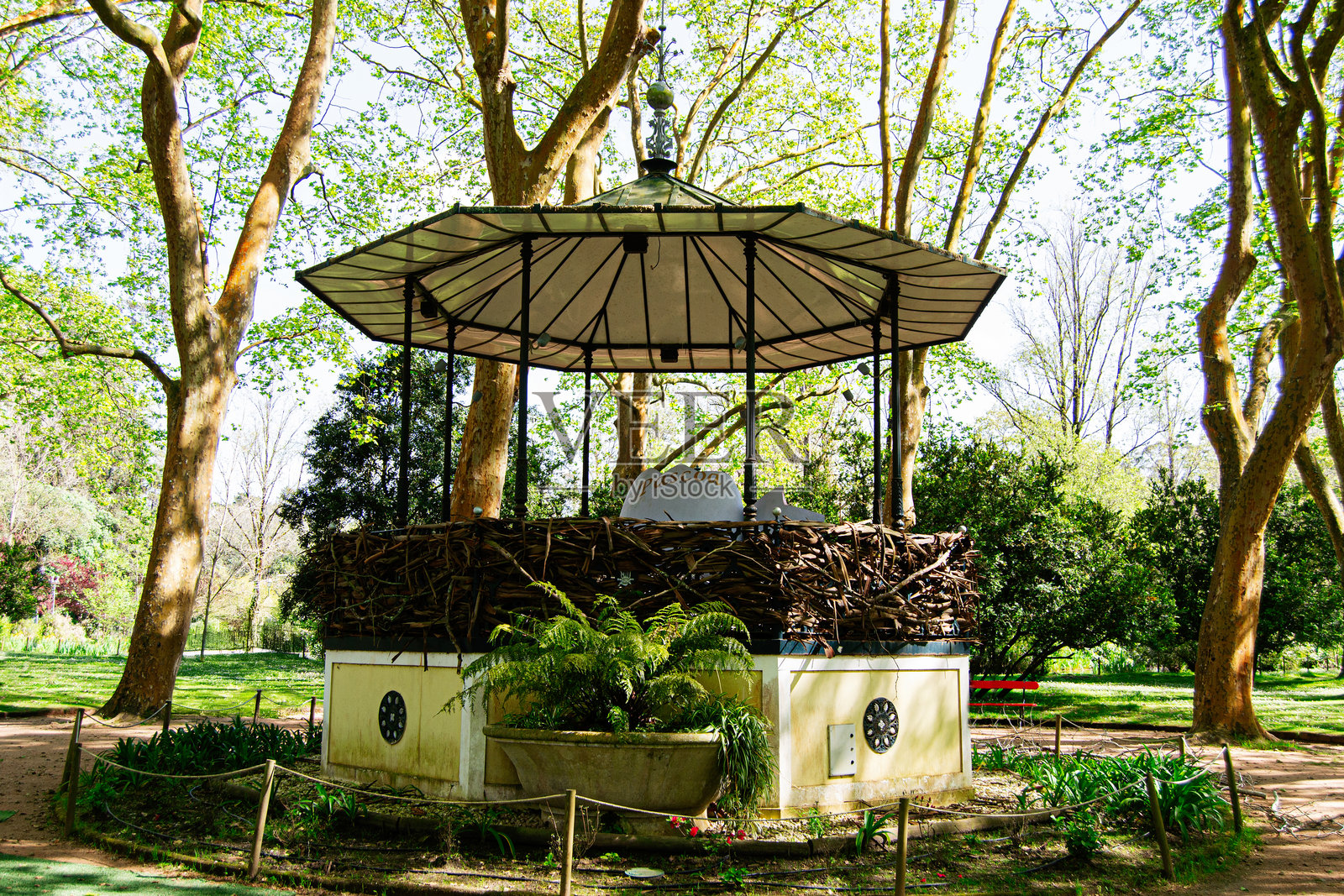 葡萄牙卡尔达斯达雷尼亚被郁郁葱葱的绿树环绕的独特凉亭结构照片摄影图片