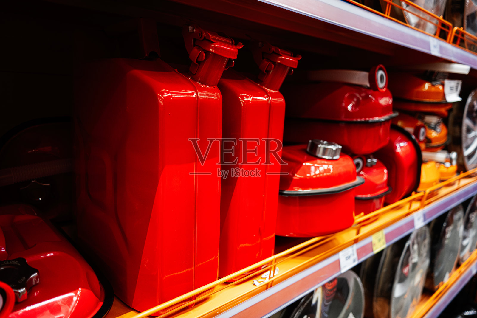 红色金属燃料容器在五金店货架上展示照片摄影图片