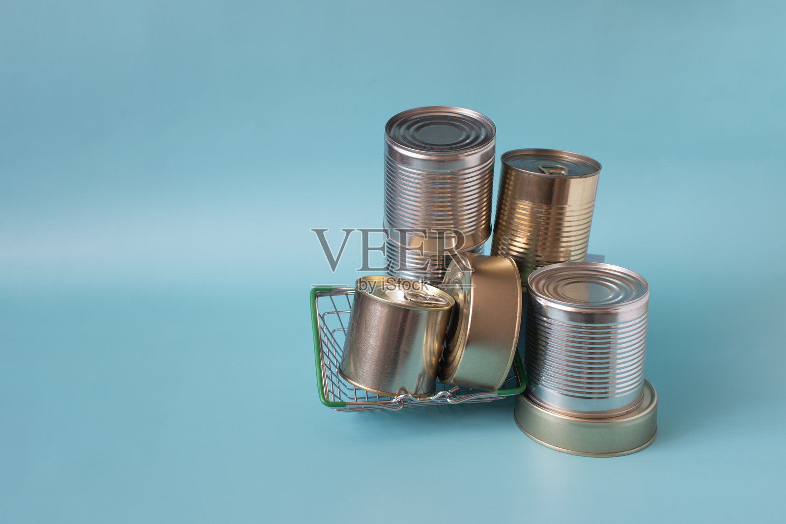 一组罐装产品的特写，背景为彩色的咖啡空间。长期储存产品。照片摄影图片