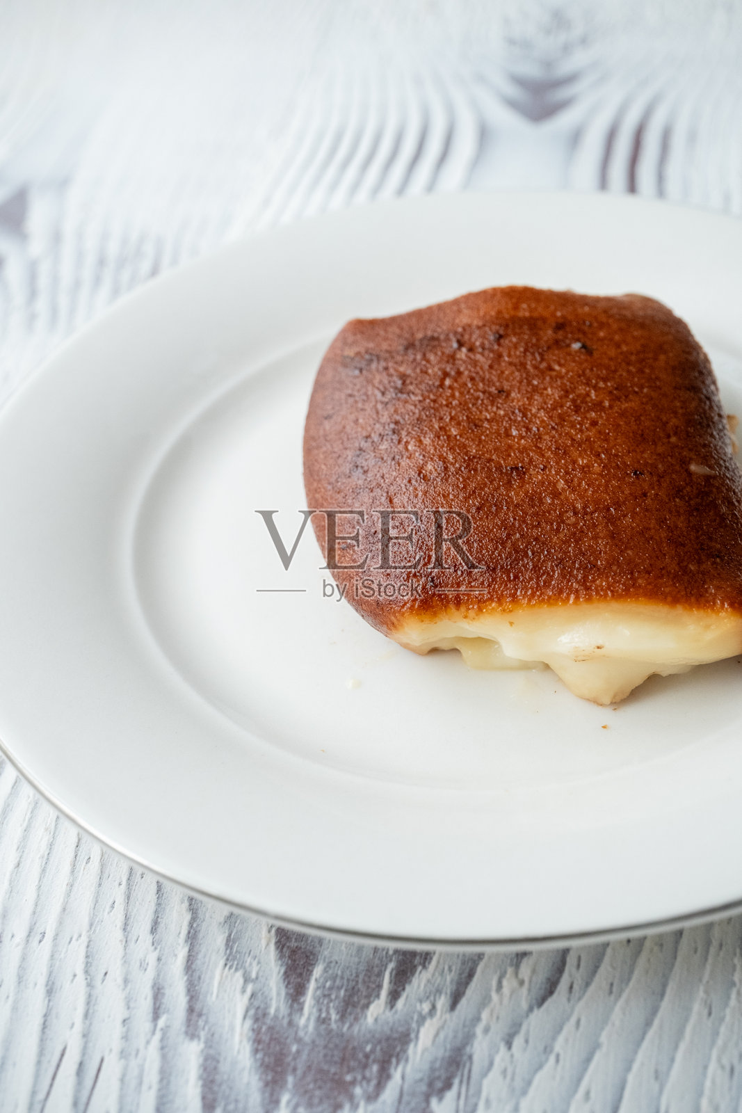 白盘上的土耳其甜点卡赞迪比照片摄影图片