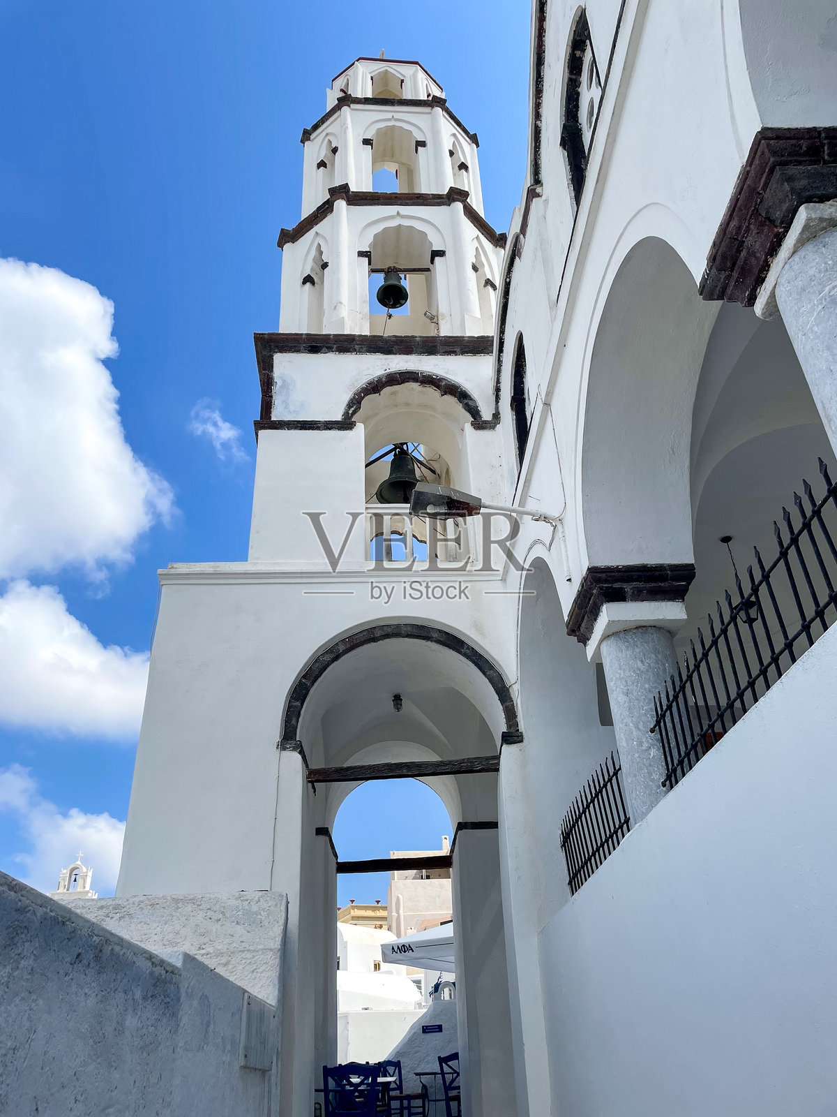 白色房屋的皮尔戈斯镇景观照片摄影图片