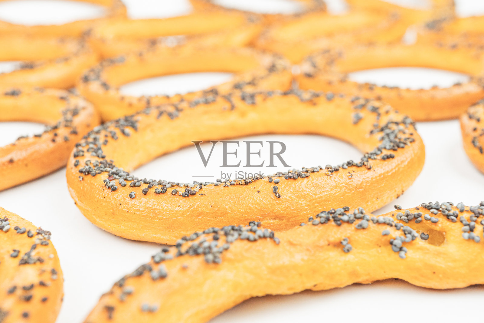 高分辨率的金棕色芝麻种子贝果，背景中性，适合用于广告和市场推广烘焙产品照片摄影图片