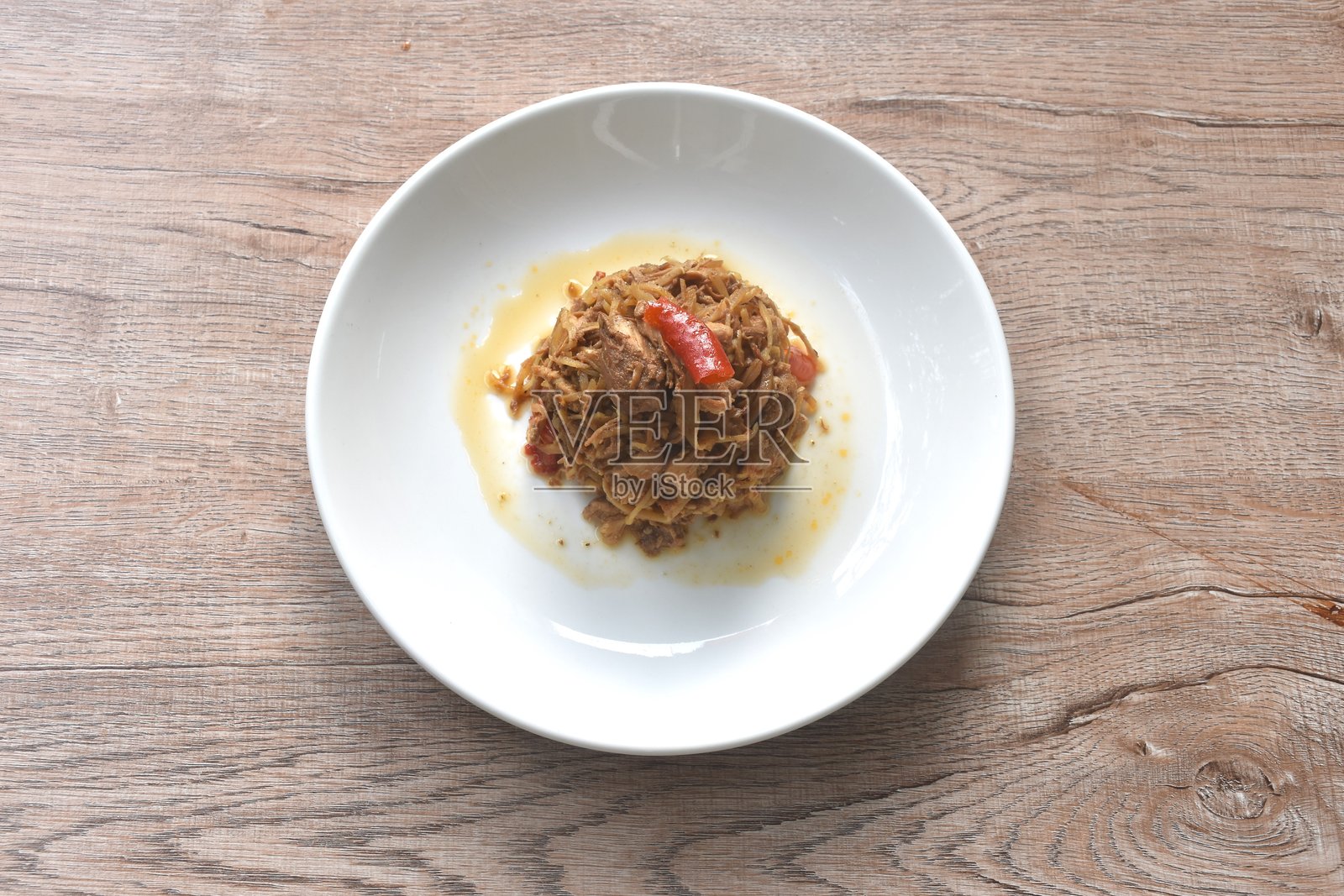 炒辣鸡肉配姜片和辣椒的泰国菜照片摄影图片