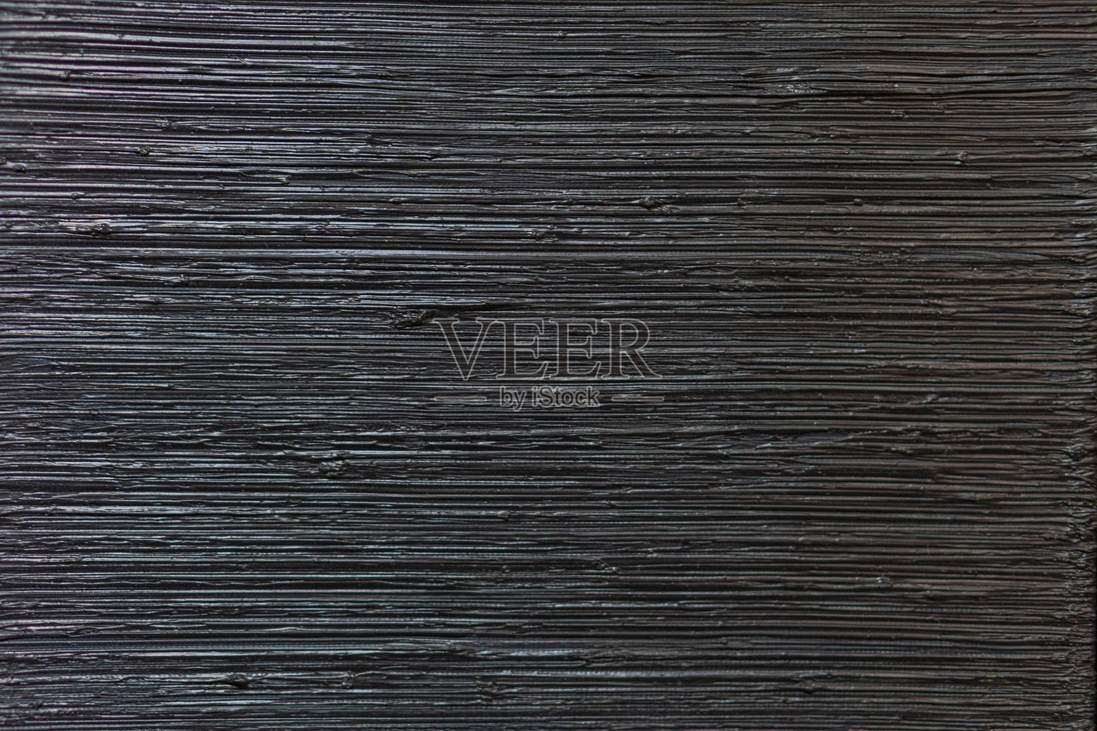 一幅抽象艺术作品，以深色横条纹和对比鲜明的竖线为主。光与影的运用增添了动态元素，创造出引人入胜的视觉构图。照片摄影图片